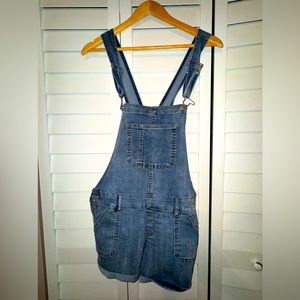 Tilly’s Overalls shorts